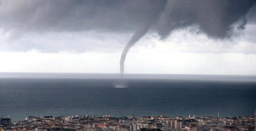 Stuhitë e fuqishme paralizojnë qytetin (VIDEO)