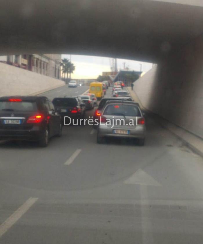 “Veliera” nuk e ka zgjidhur ende problemin e trafikut… (VIDEO)