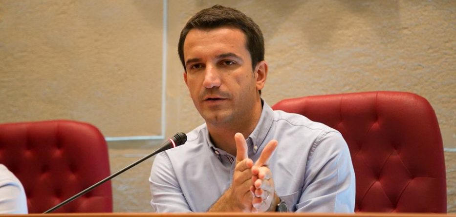 Edhe këshilltarët e opozitës do djegin mandatet 2 muajt e mbetur? Ironizon Veliaj