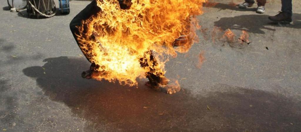 Detaje/ I moshuari u vetëdogj në Shijak, zbulohen arsyet që e çuan drejt aktit ekstrem