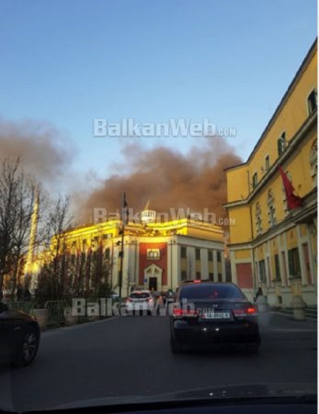 Përfshihet nga flakët një lokal në qendër të Tiranës