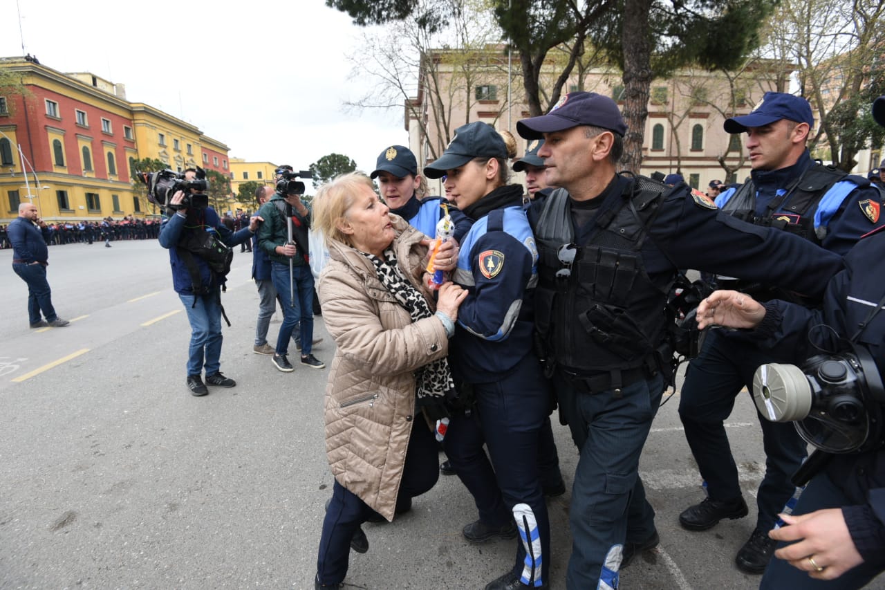 Albana Vokshi: Policia po dhunon femrat (FOTO)
