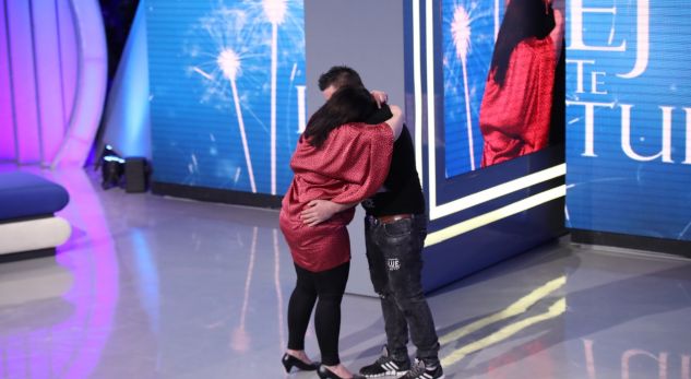 “Më ndihmo që të shikoj fëmijët!” Motra i kërkon falje vëllait pas shumë vitesh