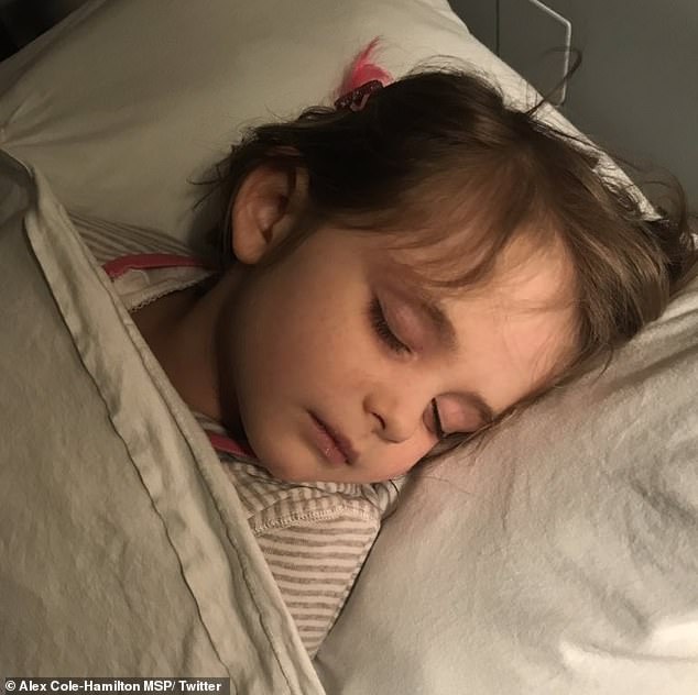 Gëlltiti monedhën, politikani zbulon si shpëtoi vajzën e tij