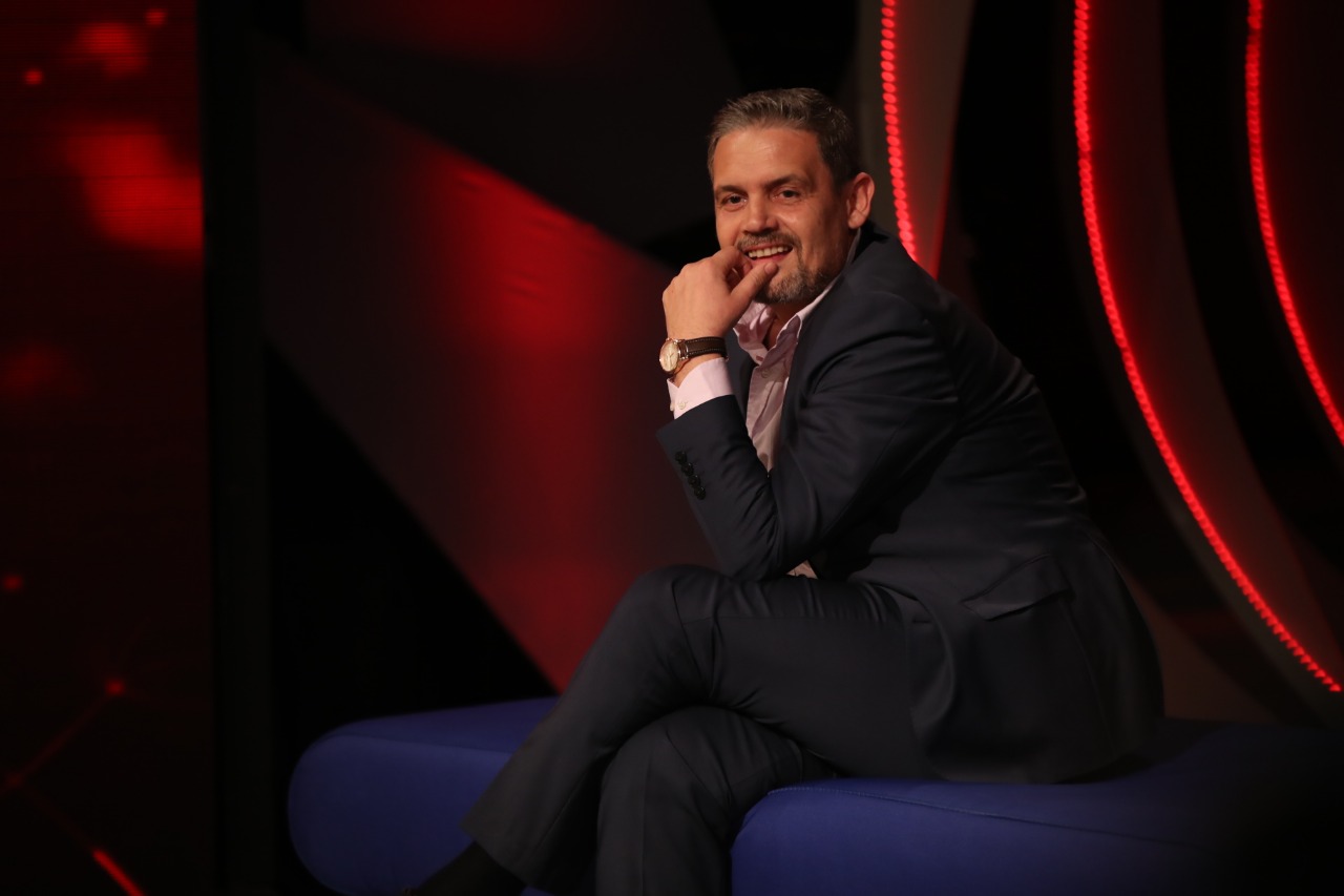 Të gjithë së bashku për Albanin! Surprizat që përlotën moderatorin e “Top Show”