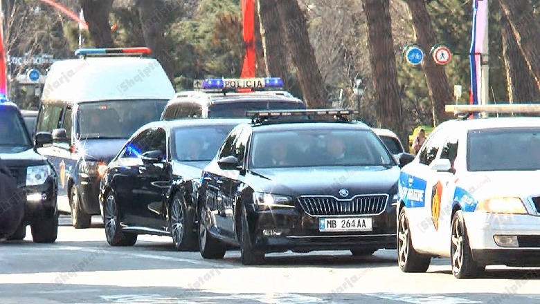 Rama mbërrin në Parlament, kalon me eskortë përmes pedonales (VIDEO)