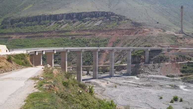 EMRI/ Bie nga lartësia, vdes punëtori i dublimit të urave