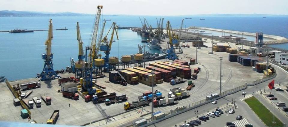 Gjendet një trup i pajetë në portin e Durrësit