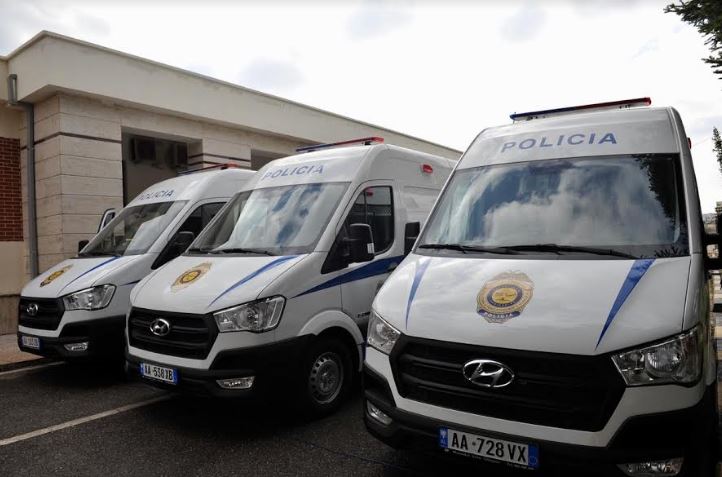 Britania e Madhe i dhuron Shqipërisë makina për transportin e të burgosurve