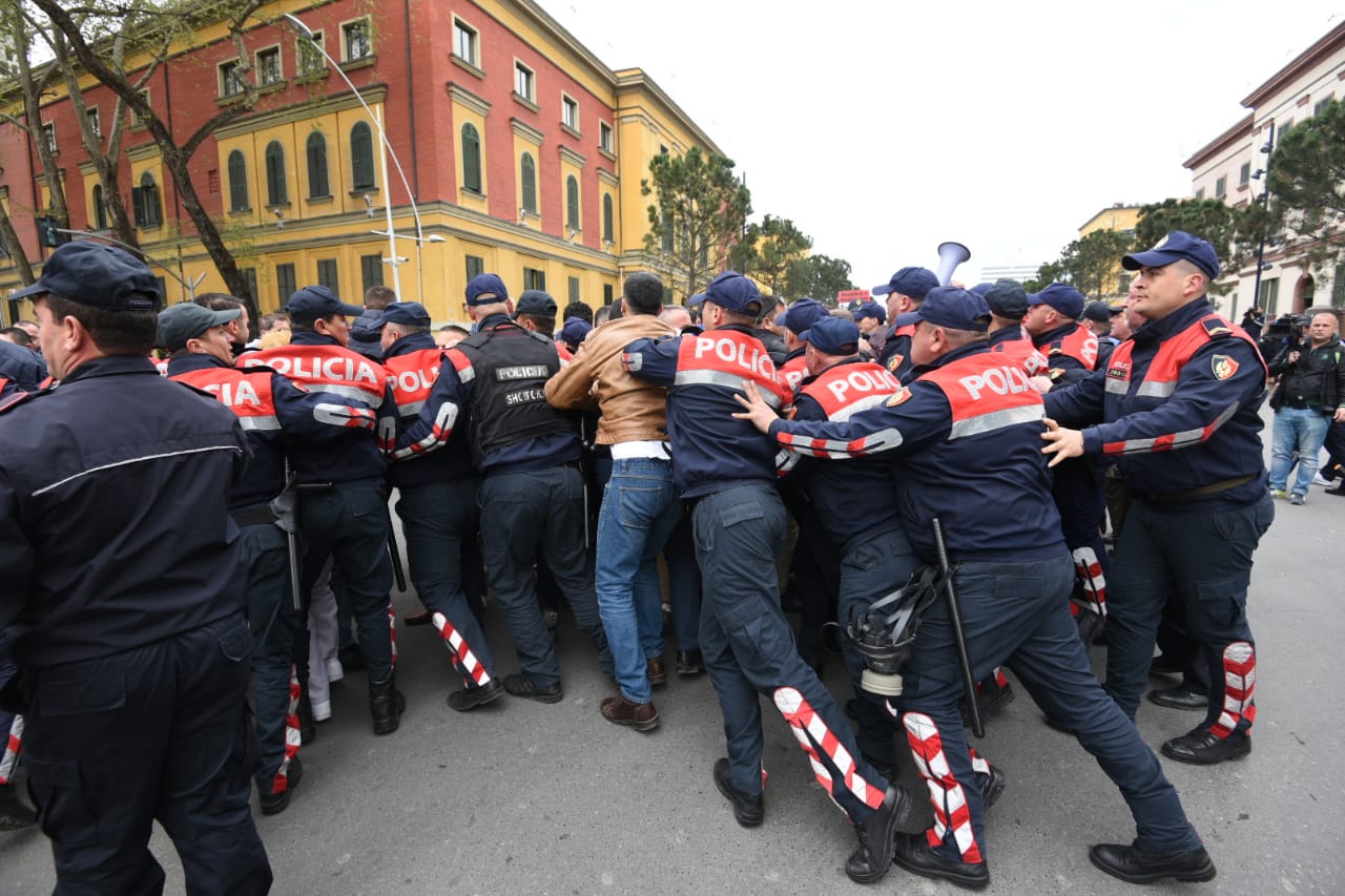 Nis me tension protesta, banorët e “Astirit” përplasen me policinë (FOTO)