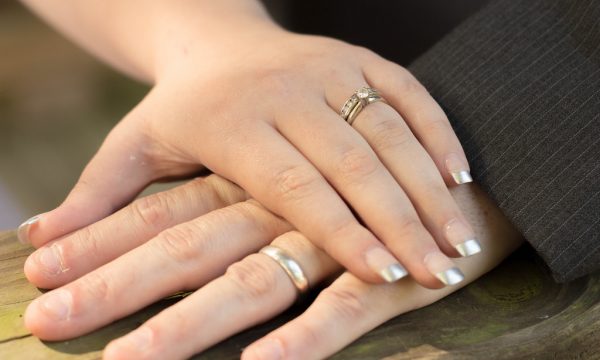 Këto gabime i bëjnë të gjitha çiftet kur zgjedhin unazën e fejesës