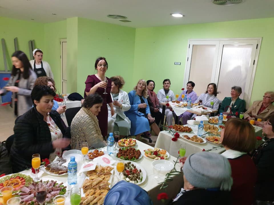 Si u kalua 8 Marsi në spitalin e Durrësit, surpriza për të sëmurat (FOTO & VIDEO)