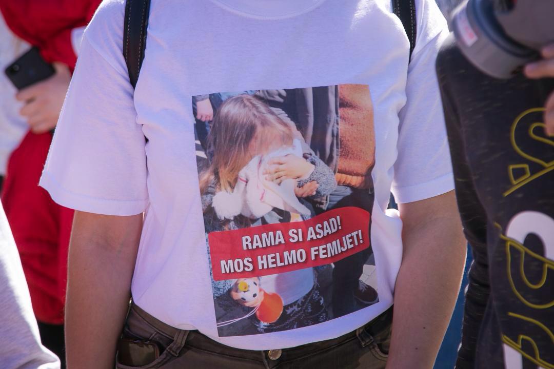 “Rama si Asad. Mos i helmo fëmijët”, marshimi i heshtur para Ministrisë së Brendshme (FOTO)