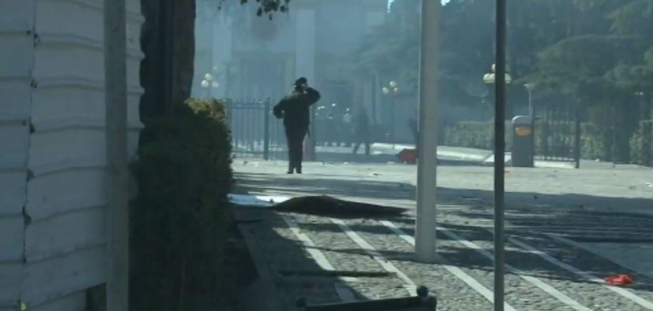 Tension para parlamentit, policia hedh gaz lotsjellës