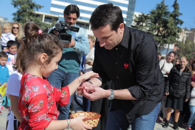Tentuan t’i hidhnin bojë Veliajt, policia shoqëron 2 persona