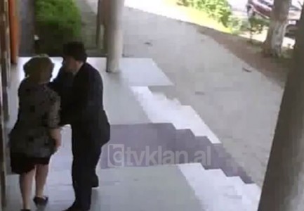 Dalin pamjet e tmerrshme, kryetari i gjykatës godet fizikisht avokaten dhe e rrëzon në tokë