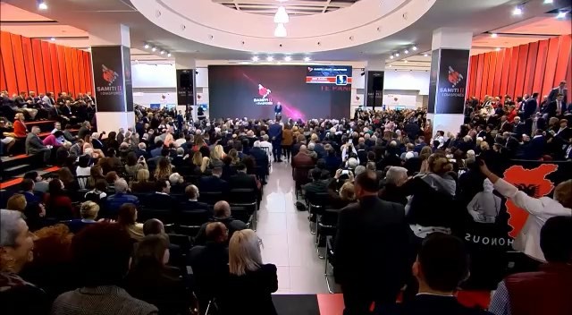 “I love you” në mes të Samitit! Cila është brunia simpatike që bëhet xheloze dhe reagimi epik i Ramës (VIDEO)