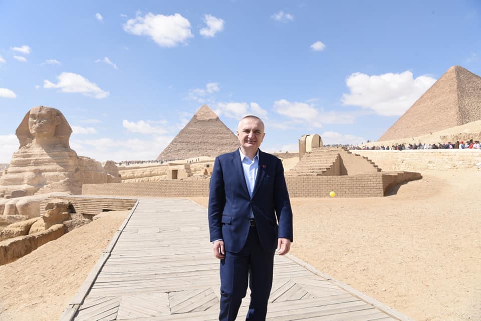 Presidenti Meta viziton Piramidat e Gizës: Në Kajro mund të kuptosh më mirë se në asnjë vend tjetër…
