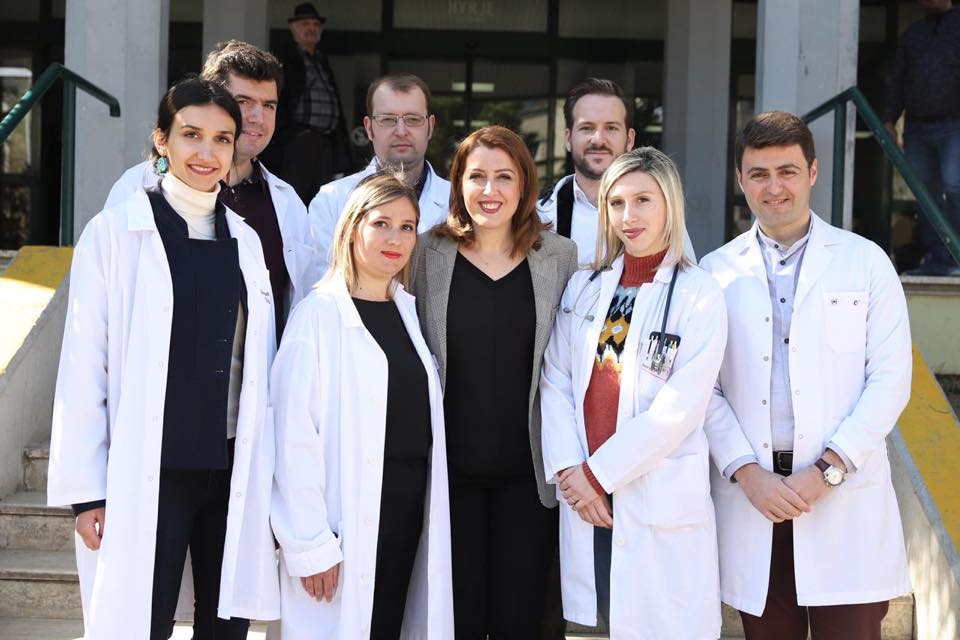 FOTOLAJM/ Këta janë 7 mjekët e rinj të spitalit të Durrësit