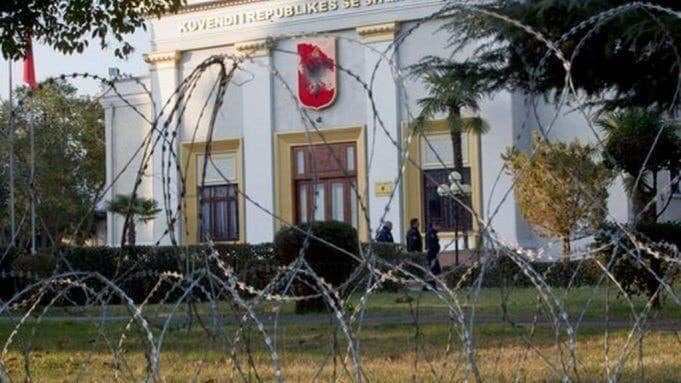 Tela me gjemba te Kuvendi, ish-deputeti i Durrësit: O idiot, ç’kërkon të bësh?