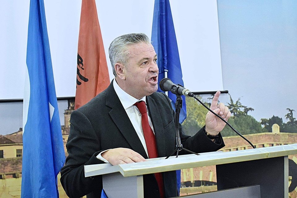 I përjashtuari Murrizi shfryn kundër opozitës: Kur ‘k***at’ bëjnë si virgjëresha, më vjen të vjell