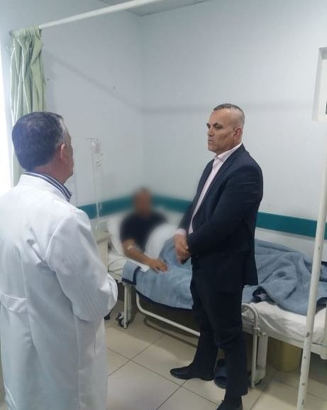 Drejtori i Policisë, Ardi Veliu, viziton në spital efektivin e lënduar