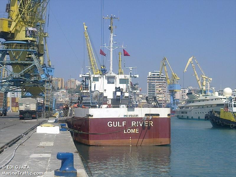 E vjetër dhe e rrezikshme, kapitaneria italiane sekuestron anijen me kripë për Durrës