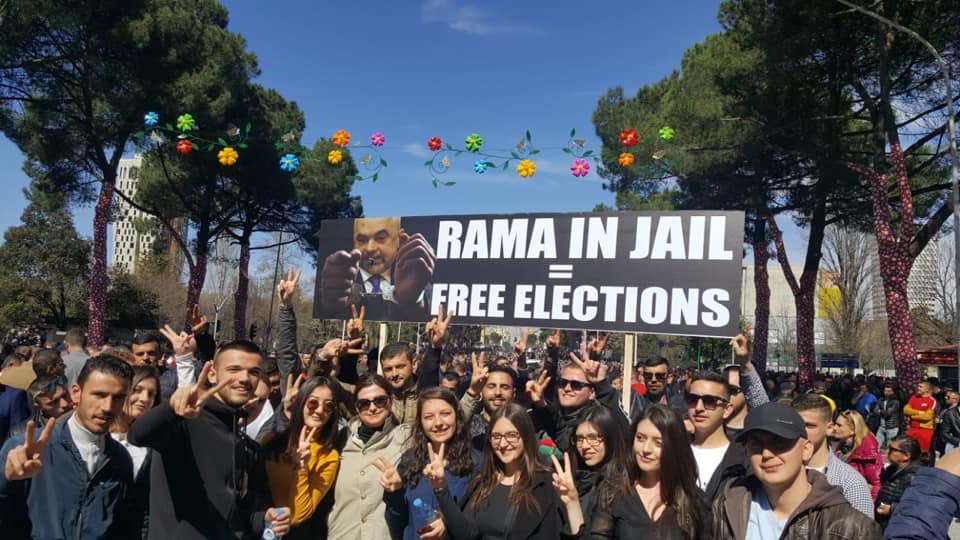 Ish-deputetja e Durrësit shfaqet në protestë mes të rinjve