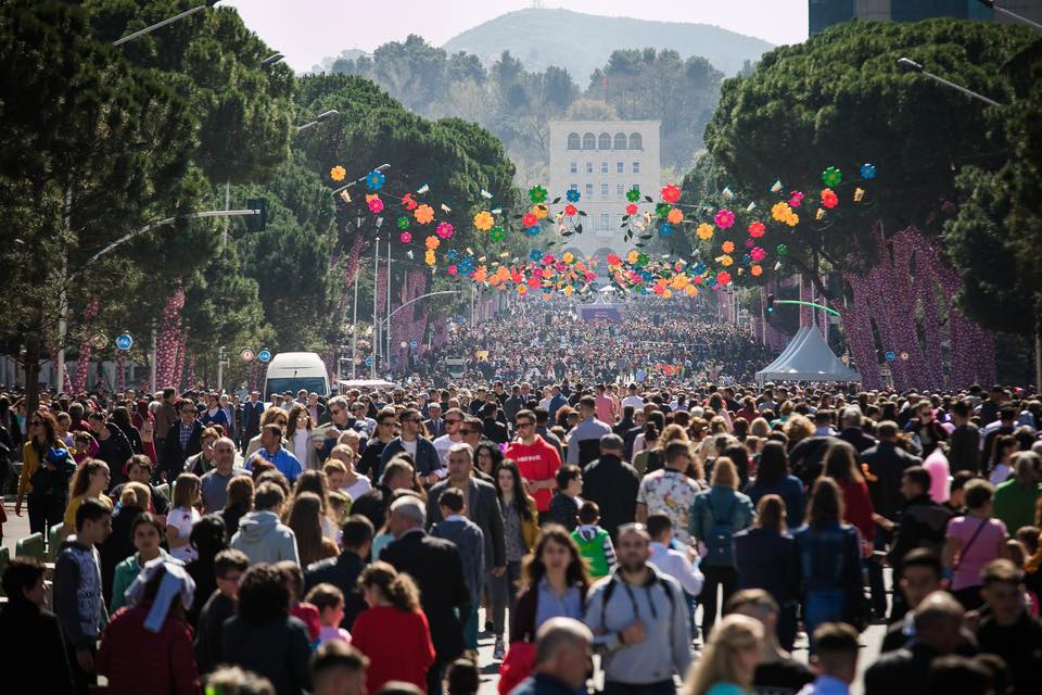 Balla ironizon protestën e opozitës: Mos harroni se çfarë përfaqëson Saliu, Luli dhe Mona