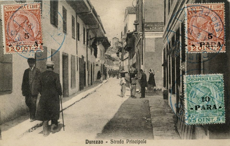 Histori / Rrugë kryesore e Durrësit, viti 1914 (FOTO)