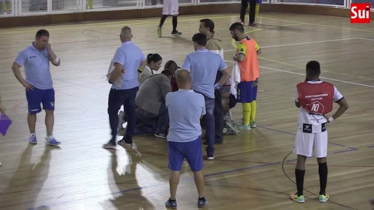 E rëndë, ndërron jetë në fushë lojtari (VIDEO)