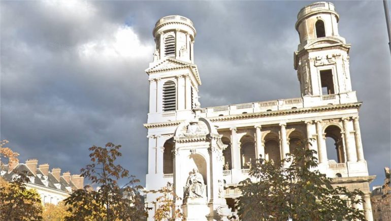 Zjarr në kishën historike të Saint-Sulpice në Paris