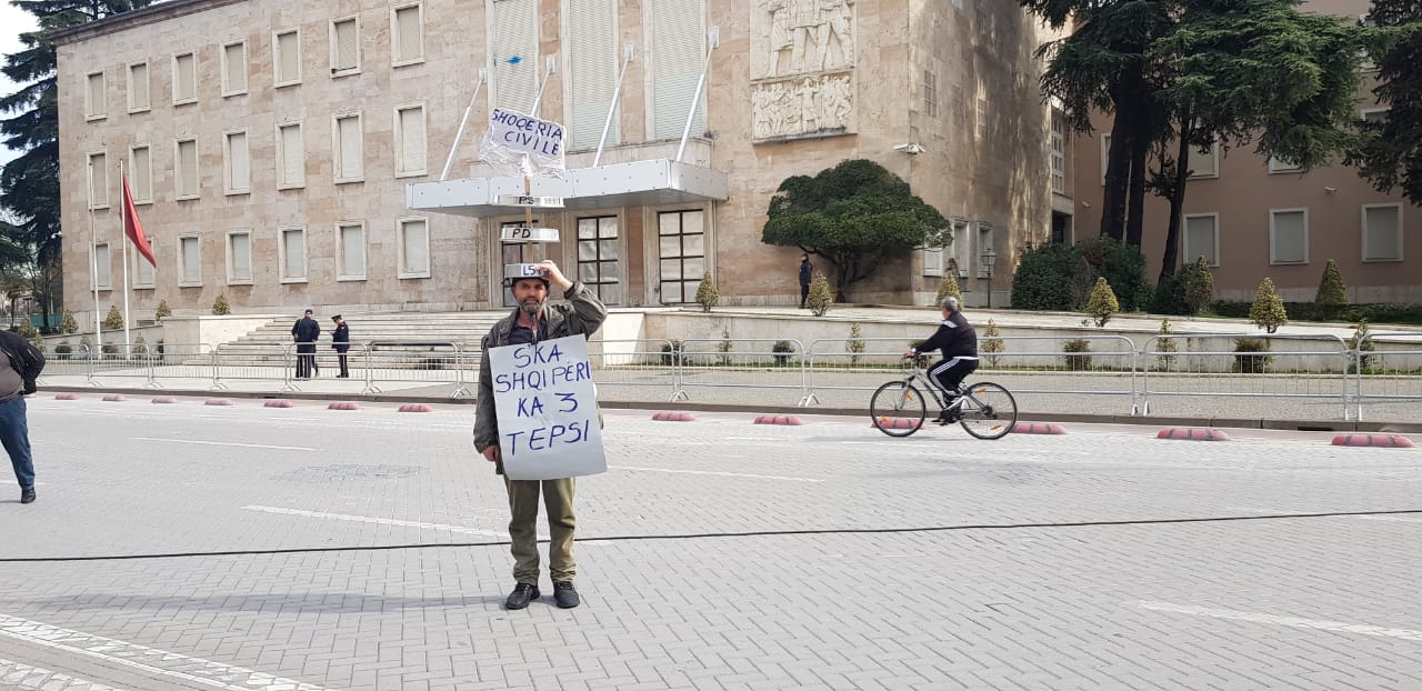 “PS, PD, LSI s’ka Shqipëri, por ka tepsi”