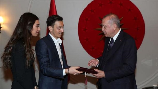 Ozil i kërkon Erdoganit të jetë dëshmitar në dasmën e tij, zhgënjehen gjermanët