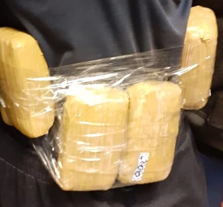 Si e kishte fshehur 2.1 kg heroinë në trup shoferi i kamionit në Durrës (FOTO)