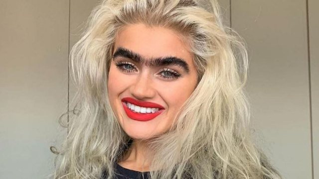 Njerëzit duan ta vrasin për shkak të vetullave