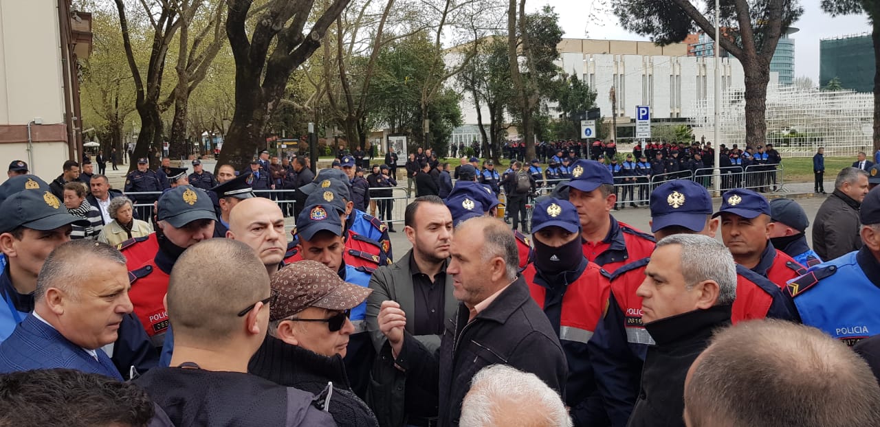 Tirana në “shtetrrethim”, forcat e policisë blindojnë Parlamentin