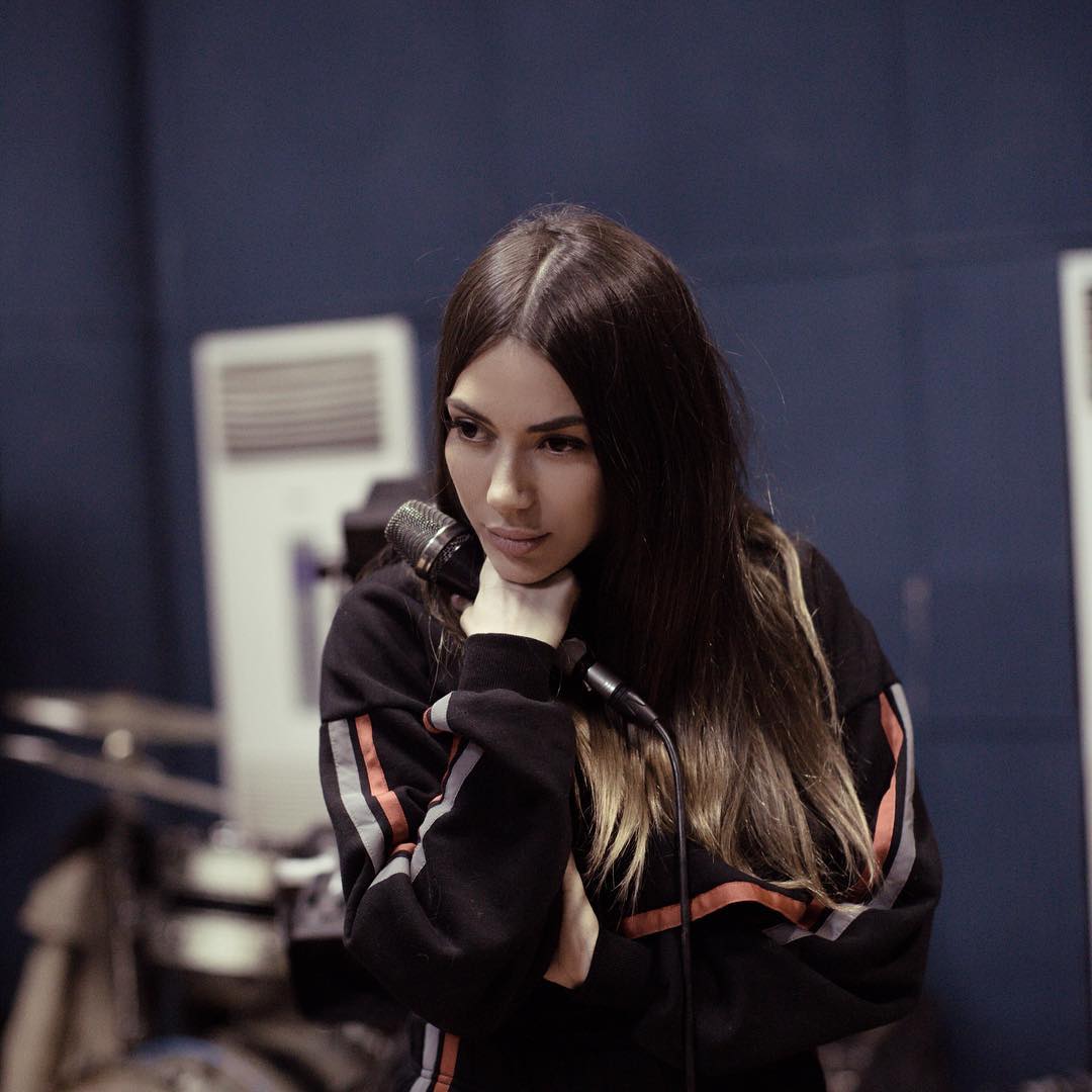 Elvana Gjata shfaq videon e veshur nuse!