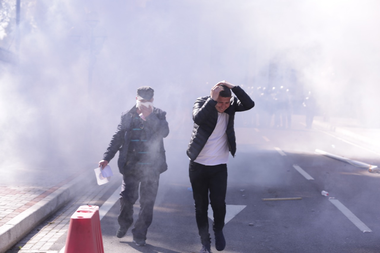 Policia apel të fortë protestuesve: Ndalni veprimet e dhunshme, ose…