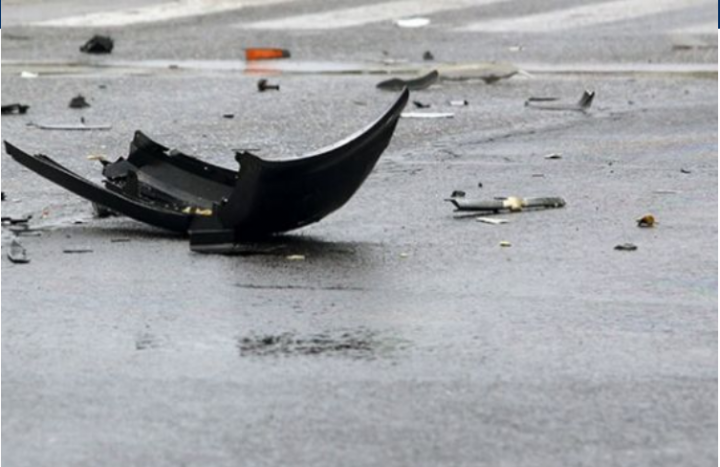 Përplaset makina, plagosen dy të rinj