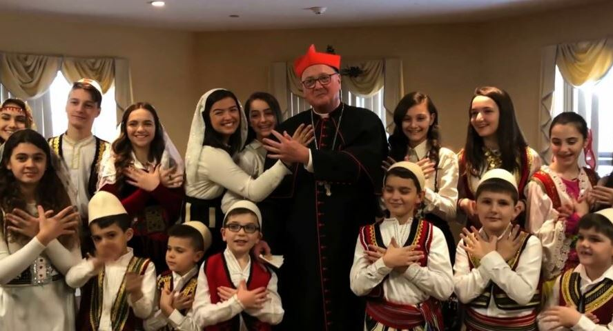 Kryeipeshkvi i New York-ut viziton kishën shqiptare