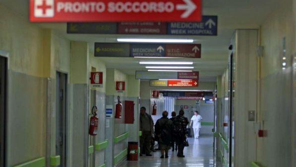 Shqiptari ther me thikë gruan në sy të fëmijës