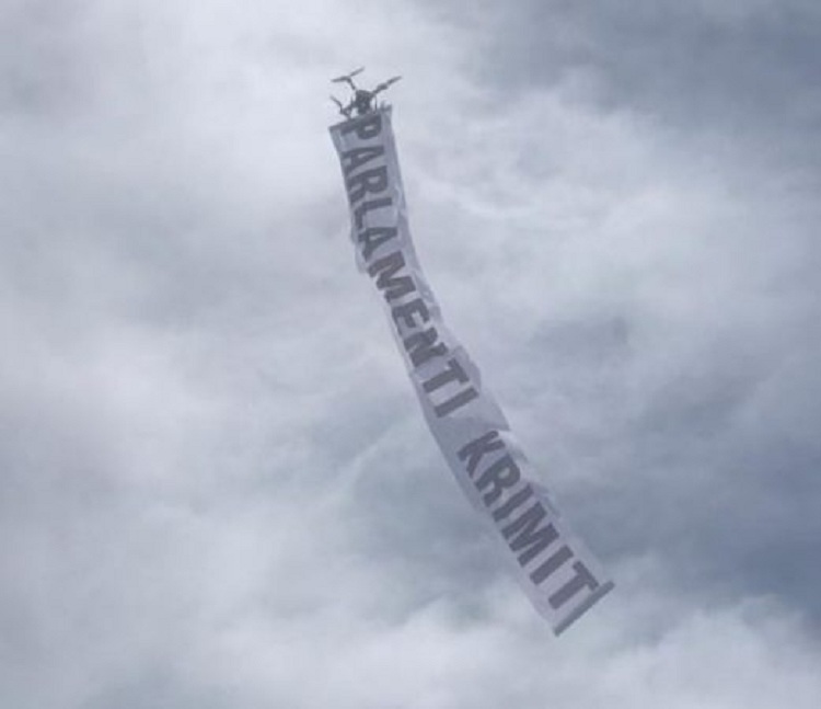 Banderola e shashka te Kuvendi, shoqërohet anëtari i FRPD-së