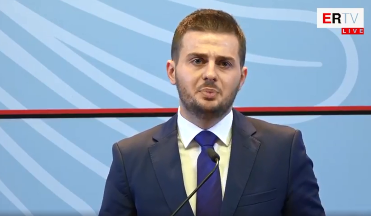 “Shqipëria s’është e miqve, klaneve e krushqive”, Gent Cakaj spastron Ministrinë e Jashtme nga njerëzit e Bushatit