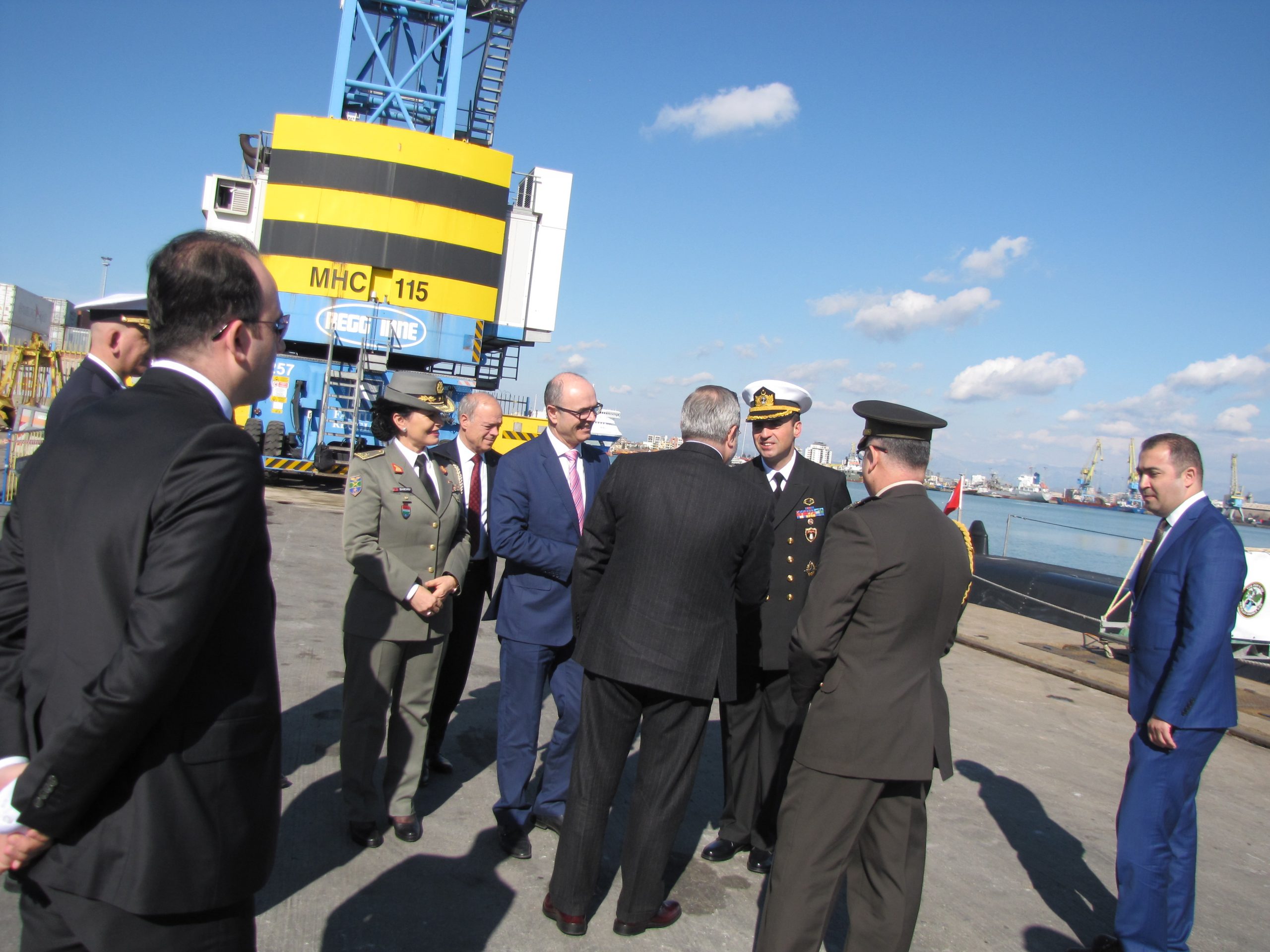 Durrës, Zv/ministri i Mbrojtjes dhe prefekti Roland Nasto vizitojnë nëndetësen turke (FOTO)