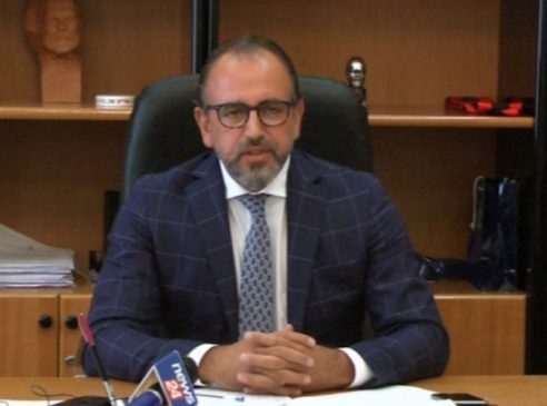 Denoncimi/ Kryetari i bashkisë është marrë peng me pistoletë në kokë në zyrën e tij