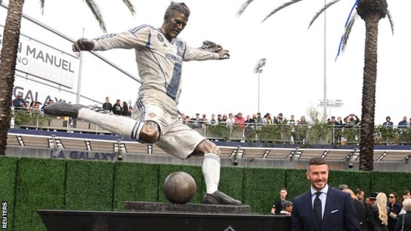 Los Angeles Galaxy nderon David Beckham, e përjetëson me një statujë