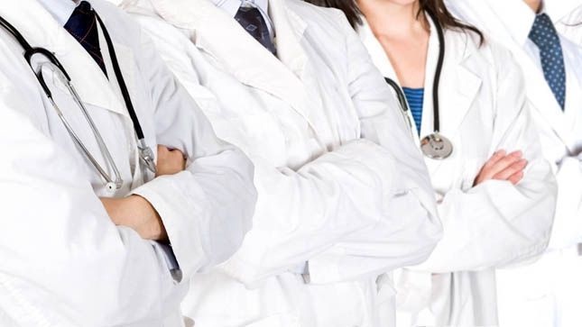 EMRI/ Mjeku dhunohet nga familjarët e pacientit