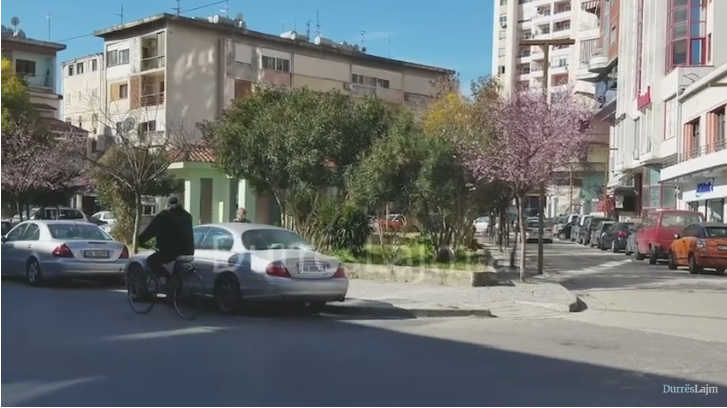 Karakatina që qëndon stoike në qendër të Durrësit e i bën ‘karshillëk’ bashkisë (VIDEO)
