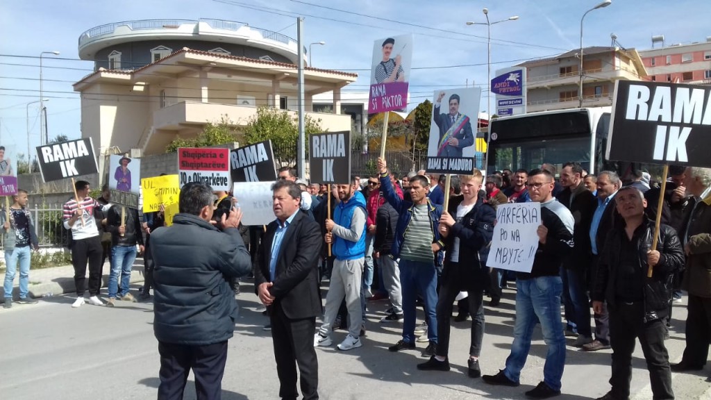 Protestuan kundër Ramës, policia shoqëron 50 persona